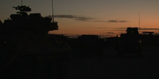 军队的卡车在黄昏时分开始巡逻
