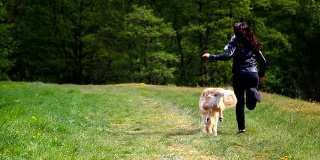 女孩带着狗跑