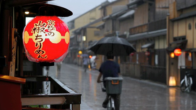 一名骑自行车的人在京都祗园的街道上骑行