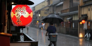 一名骑自行车的人在京都祗园的街道上骑行