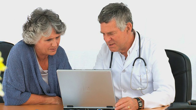 医生和病人一起看笔记本电脑