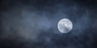 满月隐藏在黑暗的夜空背景云