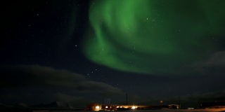 斯匹次卑尔根岛极地站上空的北极光