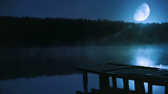 湖中月夜。浪漫的景象。循环。