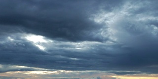 戏剧性的日落cloudscape