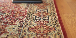 吸尘彩色的地毯