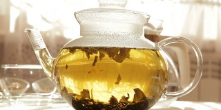 透明玻璃茶壶中的花草茶