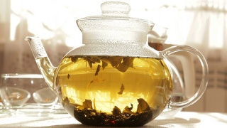 透明玻璃茶壶中的花草茶视频素材模板下载