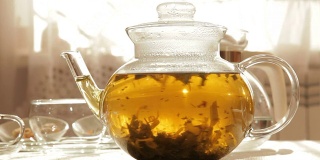 透明玻璃茶壶中的花草茶