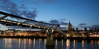 伦敦千年桥的夜晚时光流逝