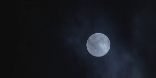 满月隐藏在云在薄雾夜空的背景