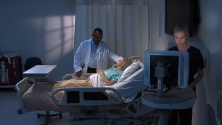 医生在病房里给病人看病视频素材模板下载