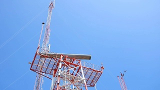 蓝天上的传输塔视频素材模板下载