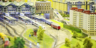 在现代玩具城里，火车停在轨道上
