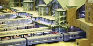 玩具火车停在大客运站的月台上