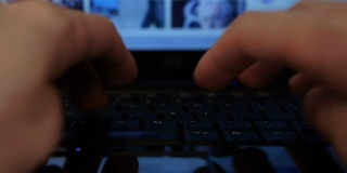 HD -男人的手在笔记本键盘上打字
