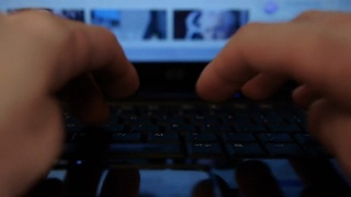 HD -男人的手在笔记本键盘上打字视频素材模板下载