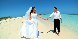 一对新婚夫妇在海滩上欢笑和跳舞