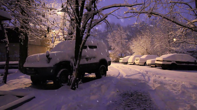 汽车在雪堆