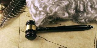 法官放置长袍、假发和木槌(高清)