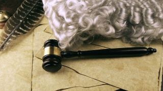 法官放置长袍、假发和木槌(高清)视频素材模板下载