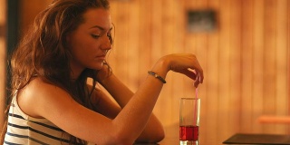 一个女人独自坐在酒吧里