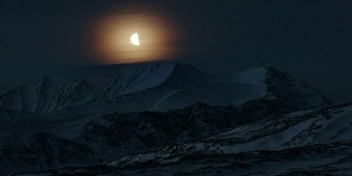 北极山脉上的月亮