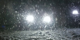 汽车在暴风雪中行驶