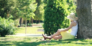 年轻漂亮的女人在公园里休息