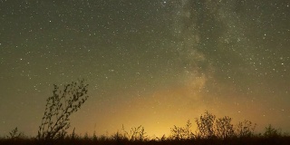 星星的夜空延时-银河和辉光