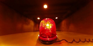 带红色应急灯的汽车通过隧道