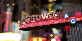 纽约曼哈顿时代广场地铁站的灯光闪烁