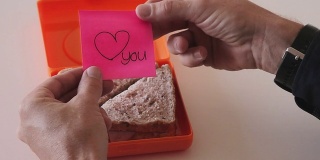 在午餐盒里发现一张爱的纸条