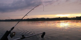 夕阳下的钓鱼杆