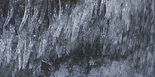 日本青森县的瀑布和冰柱