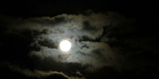 满月和云的时间流逝