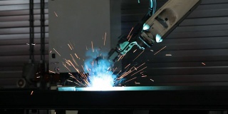 机器人焊接臂用于焊接金属零件