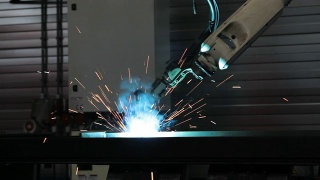 机器人焊接臂用于焊接金属零件视频素材模板下载