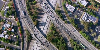 从头顶拍摄的繁忙的高速公路十字路口，洛杉矶