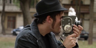男子用老式相机拍摄电影