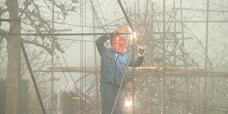 中国工人焊接灯笼