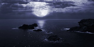 满月夜海景。