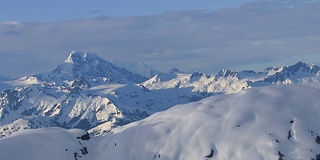 空中拍摄的雪山，阿拉斯加