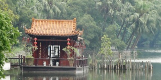 湖中的中国传统小木屋