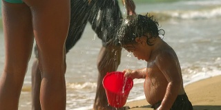 小男孩喜欢水