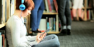 白人女性在图书馆学习在线教育