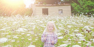 小女孩在花丛中奔跑