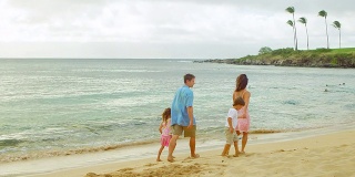 一家人一起在海滩上