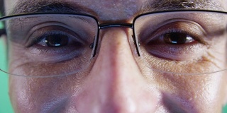 男人的眼睛和眼镜
