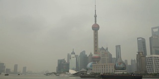 雾霾笼罩的上海和黄浦江